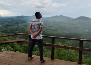 Situasi panorama tempat wisata bukit lubang kilat di desa Riam Tinggi Kecamatan Delang