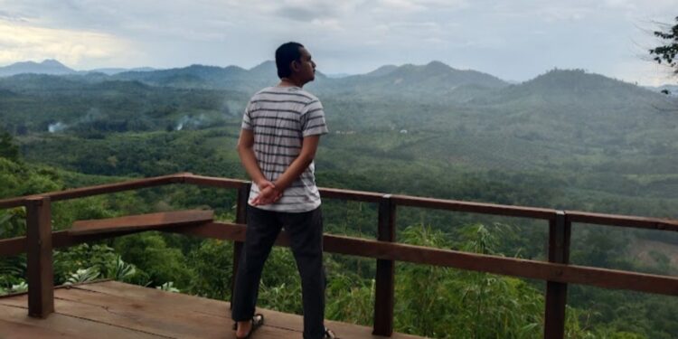 Situasi panorama tempat wisata bukit lubang kilat di desa Riam Tinggi Kecamatan Delang