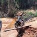 Polisi mengawasi pengendara roda dua yang melintas ruas jalan Kuala Kurun-Linau yang mengalami longsor, Selasa (14/9/2021). (Foto : Polsek Rungan)