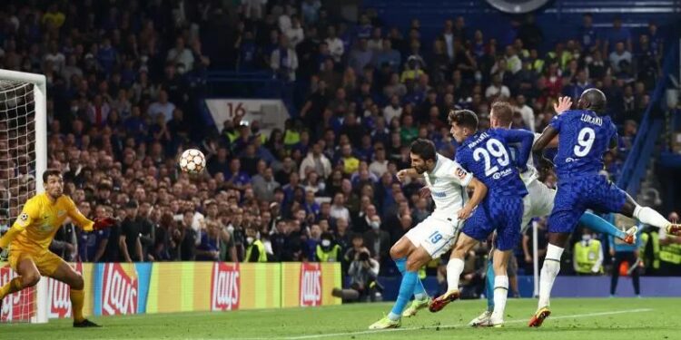 Striker Chelsea Romelu Lukaku mencetak gol kemenangan The Blues atas Zenit St Petersburg dalam pertandingan Grup H Liga Champions di Stamford Bridge, London, 14 September 2021. (REUTERS/HANNAH MCKAY)