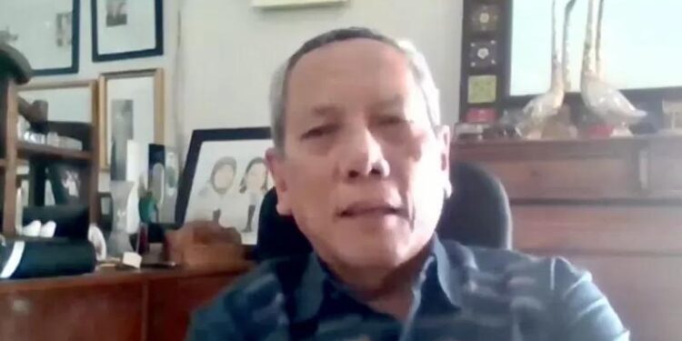 Guru Besar Pulmonologi dan Ilmu Kedokteran Respirasi Fakultas Kedokteran Universitas Indonesia Prof. Tjandra Yoga Aditama memberi paparan pada sesi seminar bertajuk “Penanganan COVID-19 di Indonesia” yang diikuti dari kanal Youtube ANTARA TV Indonesia di Jakarta, Kamis (8/7/2021). (MASAPNEWS/ANT/Tangkapan layar)