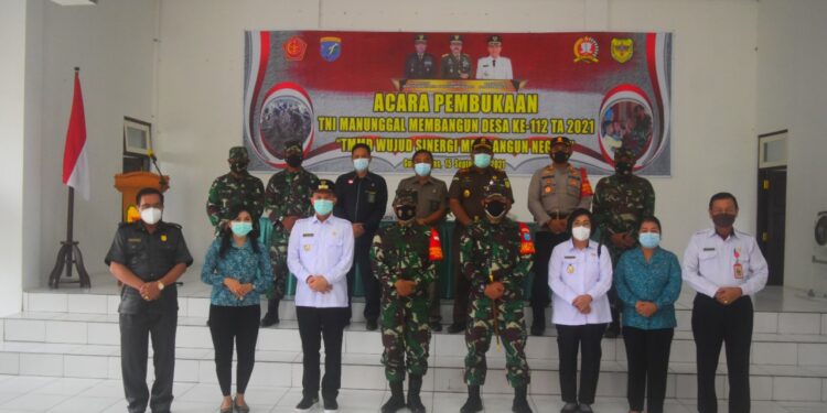 Bupati Gumas Jaya S Monong didampingi Wakil Bupati Efrensia LP Umbing, Kapolres AKBP Irwansah, Kajari Anthony, Sekda Yansiterson, Ketua TP-PKK Mimie Mariatie Jaya S Monong, berfoto bersama dengan Danrem 102/Pjg Brigjen TNI Purwo Sudaryanto dan Dandim 1016/Plk Kolonel Inf Rofiq Yusuf, usai pembukaan TMMD 112 dan Karya Bhakti TNI tahun 2021, di Kelurahan Kampuri, Kecamatan Mihing Raya, Rabu (15/9/2021). (Foto : Diskominfosantik Kabupaten Gumas)