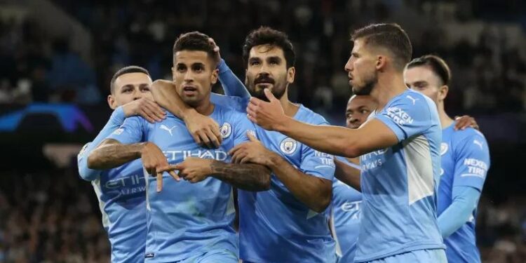 Bek sayap Manchester City Joao Concelo (kedua kiri) diselamati rekan-rekannya seusai mencetak gol kelima timnya ke gawang RB Leipzig dalam pertandingan Grup A Liga Champions di Stadion Etihad, Manchester, Inggris, Rabu (15/9/2021) waktu setempat. (MASAPNEWS/ANT/REUTERS/LEE SMITH)