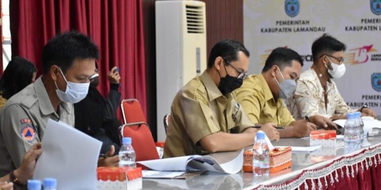 Para instansi terkait saat menghadiri acara exspose kajian risiko bencana dan rencana penanggulangannya di aula Setda Lamandau, kemarin.