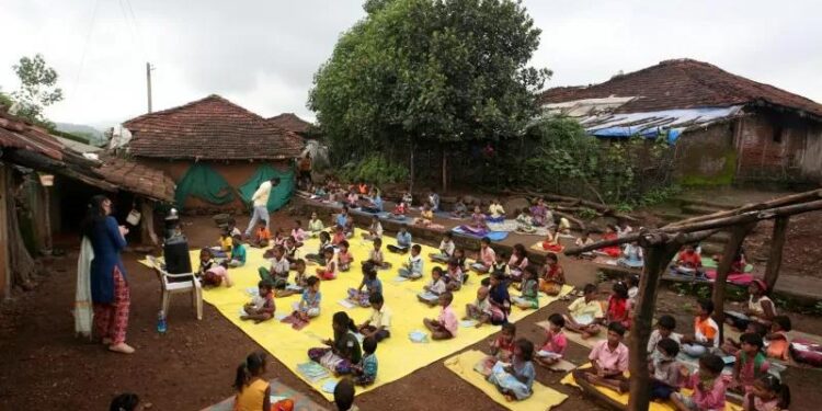 Arsip: Anak-anak, yang melewatkan kelas belajar secara daring akibat kurangnya fasilitas internet, menjaga jarak sosial saat mereka mendengarkan pelajaran yang sudah direkam sebelumnya melalui pengeras suara, setelah sekolah-sekolah ditutup menyusul penyebaran penyakit virus corona (COVID-19), di desa Dandwal, barat negara bagian Maharashtra, India, 28 Juli 2020. Foto diambil tanggal 28 Juli 2020. (MASAPNEWS/ANT/REUTERS/Prashant Waydande)