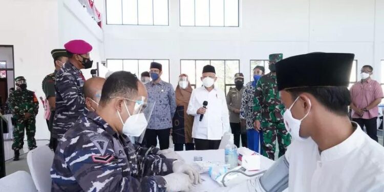 Wakil Presiden Ma'ruf Amin meninjau Sebuan Vaksinasi COVID-19 TNI AL, di Pondok Pesantren An-Nawawi Tanara, Serang, Banten, Kamis (16/9/2021). (MASAPNEWS/ANT/HO-Asdep KIP Setwapres)