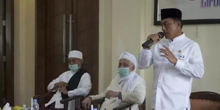 Kepala Staf Kepresidenan Moeldoko (kanan) berdiskusi tentang Ancaman Radikalisme, di Pondok Pesantren Lirboyo, Kediri, Jawa Timur, Kamis (16/9). (MASAPNEWS/ANT/HO-Kantor Staf Presiden)