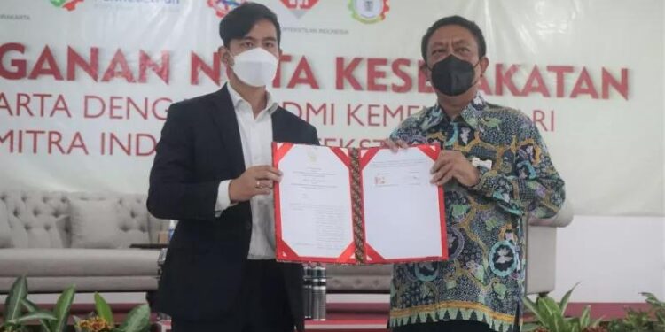 Kepala BPSDMI Kemenperin, Arus Gunawan Wali (kanan) melakukan tandatangan MoU dengan Wali Kota Solo Gibran Rakabuming Raka (kiri)di Surakarta, Kamis (16/9/2021). (MASAPNEWS/ANT/HO-Biro Humas Kementerian Perindustrian)