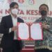 Kepala BPSDMI Kemenperin, Arus Gunawan Wali (kanan) melakukan tandatangan MoU dengan Wali Kota Solo Gibran Rakabuming Raka (kiri)di Surakarta, Kamis (16/9/2021). (MASAPNEWS/ANT/HO-Biro Humas Kementerian Perindustrian)