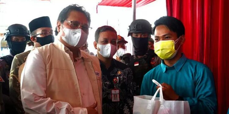 Menteri Koordinator Bidang Perekonomian Airlangga Hartarto (kiri) dalam kunjungan kerjanya di Kota Pekalongan, Provinsi Jawa Tengah, berkesempatan langsung meninjau sentra vaksinasi untuk santri dan masyarakat umum di lingkungan Rumah Sakit Zaky Djunaid Pekalongan, Kamis (16/9/2021). (ANT/HO-Kemenko Perekonomian)