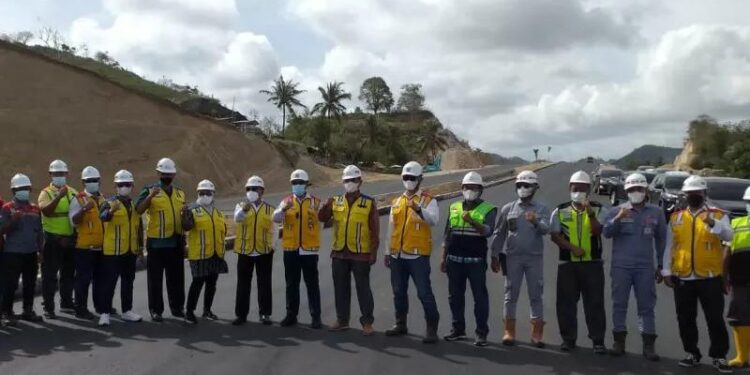 Kepala Dinas PUPR Provinsi NTB, H Ridwan Syah bersama Kabid Bina Marga Dinas PUPR NTB, Kepala Balai Pelaksana Jalan Nasional (BPJN) NTB, Reiza Setiawan, serta para manager operasional lima perusahaan rekanan meninjau progres pembangunan jalan bypass BIL-Mandalika di Lombok Tengah, Kamis (16/9/2021). (MASAPNEWS/ANT/Dinas PUPR NTB)