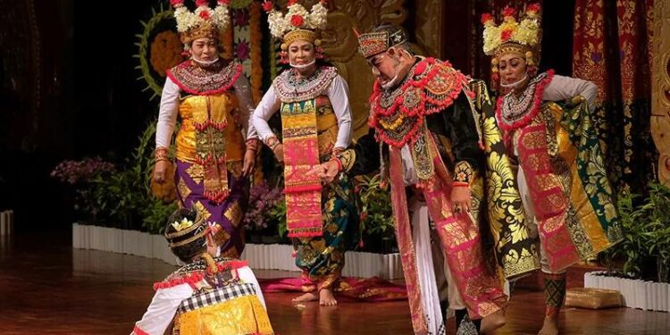 Ilustrasi - Seniman dari Komunitas Seni Keluarga Kesenian Bali Radio Republik Indonesia menampilkan kesenian arja klasik berjudul "pasah nemu kajeng" dalam pagelaran Pesta Kesenian Bali ke-43 di Taman Budaya Bali, Denpasar, Bali, Minggu (20/6/2021). (MASAPNEWS/ANT/Nyoman Hendra Wibowo)