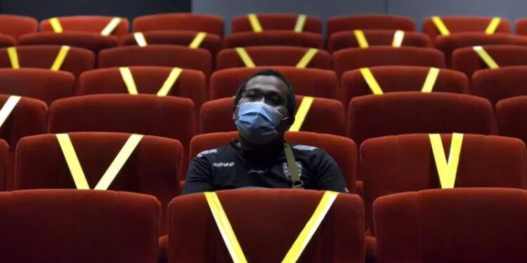 Pengunjung bersiap menyaksikan film saat hari pertama pembukaan kembali Cinepolis Cinemas di Plaza Renon, Denpasar, Bali, Jumat (17/9/2021). (MASAPNEWS/ANT/Fikri Yusuf)