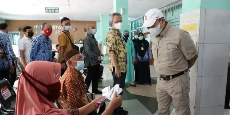 Menteri PPN/Kepala Bappenas Suharso Munoarfa (kanan) saat berdialog dengan salah satu masyarakat di Rumah Sakit Umum Daerah (RSUD) Karanganyar, Jawa Tengah, Jumat (17/9/2021). (MASAPNEWS/ANT/HO-Kementerian PPN)