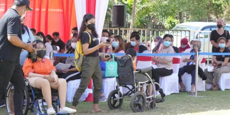 Ilustrasi vaksinasi disabilitas oleh Yayasan Maharani Kemala Foundation bersama Staf Khusus Presiden Angkie Yudistia di Bali. (MASAPNEWS/ANT/HO)