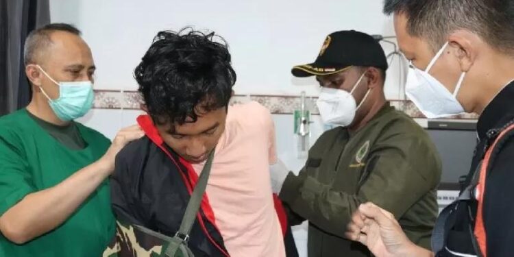 Dr. Restu Pamanggi, dokter Puskesmas Kiwirok yang mengalami luka ditangan akibat dianiaya KKB di Kiwirok ditangan dokter RS Marthen Indey Jayapura. (MASAPNEWS/ANT/HO/Pendam XVII Cenderawasih)