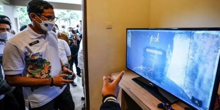 Menteri Pariwisata dan Ekonomi Kreatif Sandiaga Salahuddin Uno saat mencoba memainkan salah satu game lokal buatan anak bangsa. (MASAPNEWS/HO-Kemenparekraf)