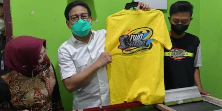 Menteri Desa, PDT, dan Transmigrasi Abdul Halim Iskandar bersama Ibu Lilik Umi Nasriyah, Bupati Blora Arief Rohman meninjau BUMDes Maju Mapan, Kampung Pelangi, Desa Bangsri, Jepon, Blora, Jawa Tengah, Sabtu (18/9/2021). (MASAPNEWS/ANT/HO-Kemendes PDTT)