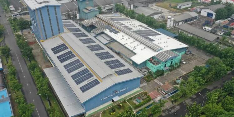 Ilustrasi - Instalasi pembangkit listrik tenaga surya yang terpasang di atap bangunan PT Bina Niaga Multiusaha di kawasan industri Jababeka, Bekasi, Jawa Barat. (MASAPNEWS/ANT/HO-Bina Niaga Multiusaha)