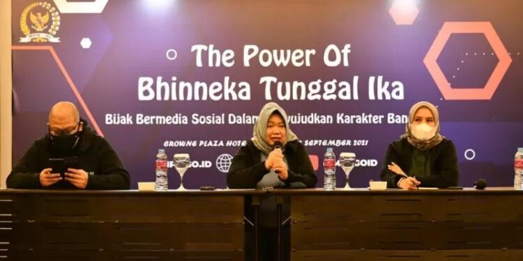 Kepala Biro Humas dan Sistem Informasi MPR RI Siti Fauziah (tengah) hadir dalam acara diskusi bersama warganet Bandung dengan tema "The Power of Bhinneka Tunggal Ika, Bijak Bermedia Sosial dalam Mewujudkan Karakter Bangsa" di Bandung, Jawa Barat, Sabtu (18/9/2021). (MASAPNEWS/ANT/HO-MPR RI)