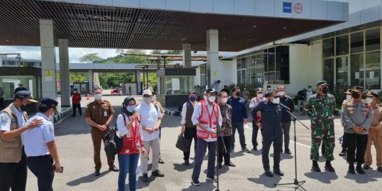 Menteri Perhubungan Republik Indonesia, Budi Karya Sumadi, Minggu (19/9/2021) bersama anggota Komisi V DPR RI, Lasarus beserta rombongan menyambangi langsung PLBN Entikong di Kabupaten Sanggau Kalimantan Barat. (MASAPNEWS/ANT/Slamet Ardiansyah)