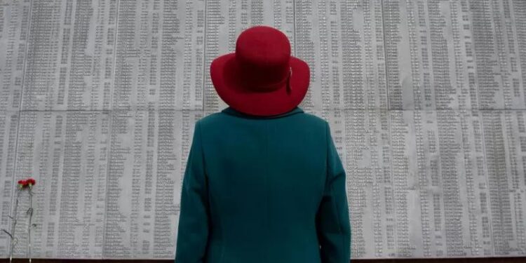 Ilustrasi - Seorang perempuan berdiri di depan peringatan Perang Dunia Dua selama upacara pada Hari Kemenangan, yang menandai peringatan 76 tahun kemenangan atas Jerman Nazi, di Tomsk, Rusia, Minggu (9/5/2021). (MASAPNEWS/ANT/REUTERS/Taisiya Vorontsova)