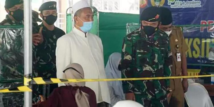 Panglima TNI Marsekal TNI Hadi Tjahjanto meninjau pelaksanaan vaksinasi di Pondok Pesantren Sirojul Mukhlasin II Payaman, Kecamatan Secang, Kabupaten Magelang, Jateng, Senin (20/9/2021). (MASAPNEWS/ANT/HO-Pemkab Magelang)