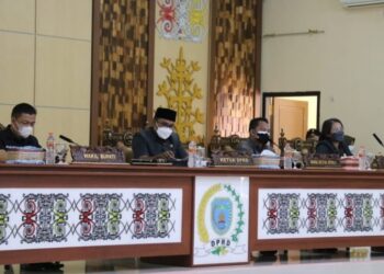 Wabup Lamandau Riko Porwanto saat menghadiri rapat peripurna di DPRD setempat, Senin (20/9/2021). (MASAPNEWS/HY)