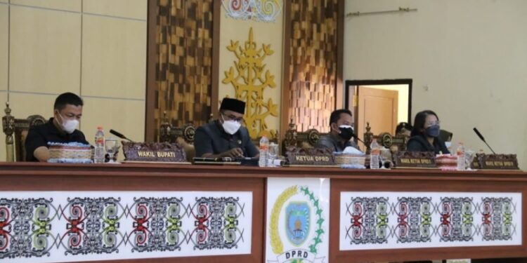 Wabup Lamandau Riko Porwanto saat menghadiri rapat peripurna di DPRD setempat, Senin (20/9/2021). (MASAPNEWS/HY)