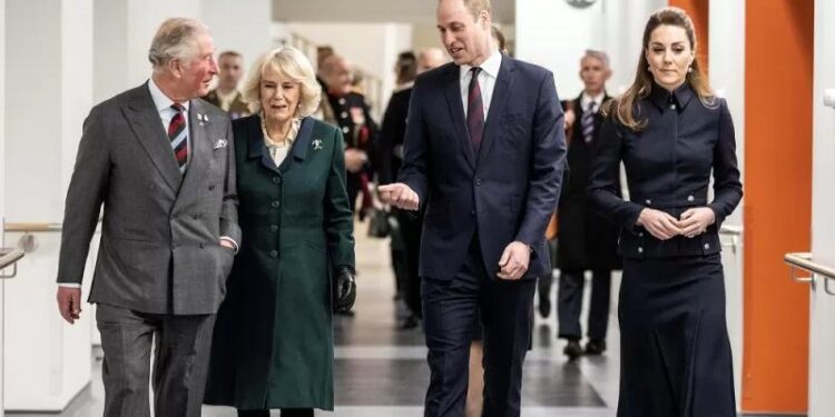 Pangeran Charles dan Duchess of Cornwall Camilla, bersama Pangeran William dan Duchess of Cambridge Catherine, saat kunjungan Defence Medical Rehabilitation Centre (DMRC) di Nottinghamshire, Inggris, 11 February 2020. (MASAPNEWS/Reuters)