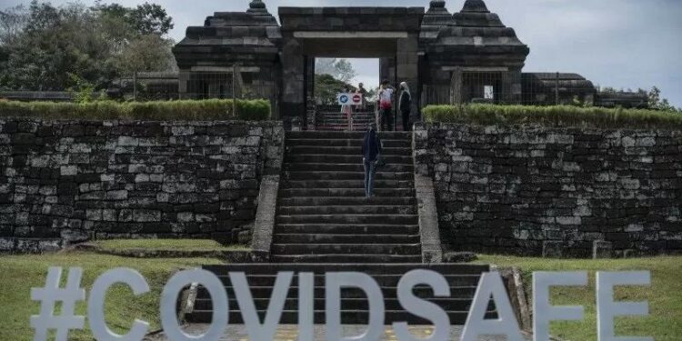 Wisatawan mengunjungi Kompleks Taman Wisata Candi Keraton Ratu Boko di Prambanan, Sleman, DI Yogyakarta, Jumat (3/7/2020). (MASAPNEWS/ANT)