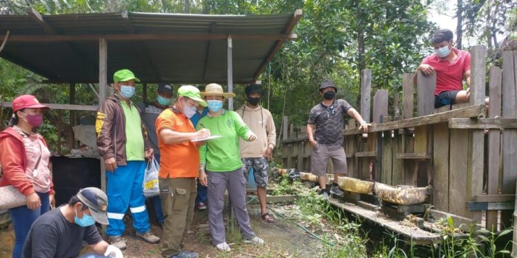 Foto dokumentasi - Distan Kabupaten Gumas turun ke lapangan untuk mengobati ternak babi yang sakit, di Desa Dahian Tambuk, Sabtu (18/9/2021). (Foto : Distan Kabupaten Gumas)