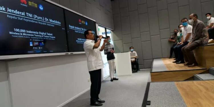 Kepala Staf Kepresidenan RI Moeldoko membuka pelatihan Instalasi Perangkat Wireless dan Microwave di Huawei Asean Academy Indonesia di Jakarta, Selasa (21/9/2021). (MASAPNEWS/ANT/HO-KSP)