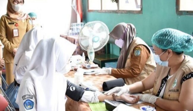 Salah satu siswa SMKN-1 saat pemeriksaan oleh tim medis yang akan divaksin massal secara serentak, Selasa (21/9/2021).