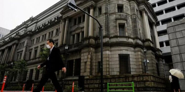Dokumentasi - Seorang pria yang mengenakan masker pelindung berjalan melewati kantor pusat bank sentral Jepang (BOJ) di tengah wabah penyakit virus corona (COVID-19) di Tokyo, Jepang, 22 Mei 2020. (MASAPNEWS/ANT/REUTERS/Kim Kyung-Hoon)
