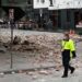 Seorang warga berjalan melewati reruntuhan bagian depan sebuah restoran di Windsor, Melbourne, Australia, setelah gempa mengguncang kota pinggiran Melbourne itu pada Rabu (22/9/2021). (MASAPNEWS/AAP Image/James Ross via REUTERS/STRINGER/ANT)