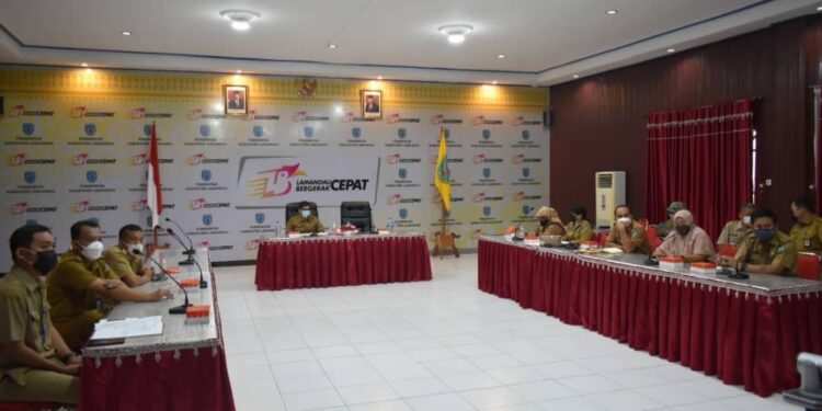 Asisten Perekonomian dan Pembangunan Ir Ray Paskan saat memimpin rapat bersama OPD terkait di aula Setda setempat, Rabu (22/9/2821).