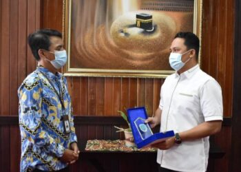 Bupati H Hendra Lesmana akan menyerahkan plakat kepada Kepala Ombudsman RI perwakilan Kalteng Biroum Bernardianto di ruang kerja Bupati Lamandau, Rabu (22/9/2021).