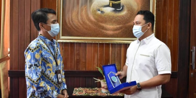 Bupati H Hendra Lesmana akan menyerahkan plakat kepada Kepala Ombudsman RI perwakilan Kalteng Biroum Bernardianto di ruang kerja Bupati Lamandau, Rabu (22/9/2021).