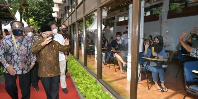 Wakil Presiden Ma'ruf Amin meninjau pelaksanaan vaksinasi COVID-19 dosis kedua kepada pekerja media di Bentara Budaya Jakarta, Kamis (23/9/2021). (MASAPNEWS/ANT/Asdep KIP Setwapres)