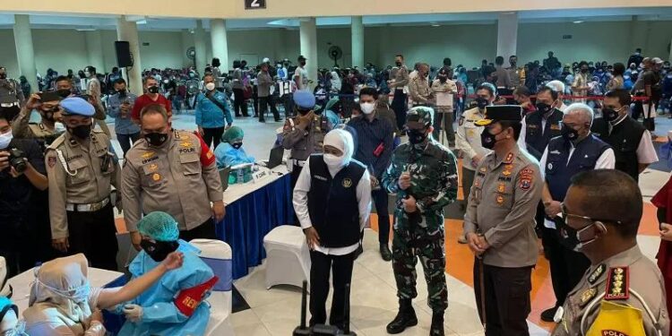 Forum Komunikasi Pimpinan Daerah Jawa Timur saat meninjau pelaksanaan vaksinasi untuk tunawisma yang digelar Ditlantas Polda setempat di Airlangga Convention Center Surabaya, Kamis (23/9/2021). (MASAPNEWS/ANT/HO-Bidhumas Polda Jatim)