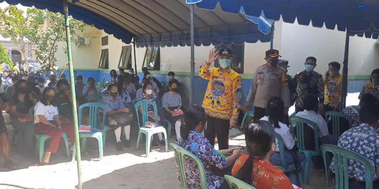 Bupati Gumas sedang memantau vaksinasi massal Covid-19 di Desa Tewang Pajangan Kamis (23/9/2021).