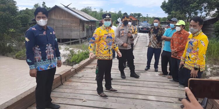Bupati Gumas dan lainnyua saat meninjau jembatan Sei Rawi II, Kamis (23/9/2021).