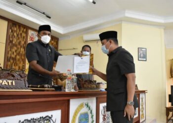 Bupati Lamandau H Hendra Lesmana menyerahkan tanggapan eksekutif terhadap pemandangan umum fraksi DPRD tentang APBD-P dan Ranperda TA 2021 kepada Ketua DPRD setempat.