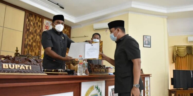 Bupati Lamandau H Hendra Lesmana menyerahkan tanggapan eksekutif terhadap pemandangan umum fraksi DPRD tentang APBD-P dan Ranperda TA 2021 kepada Ketua DPRD setempat.