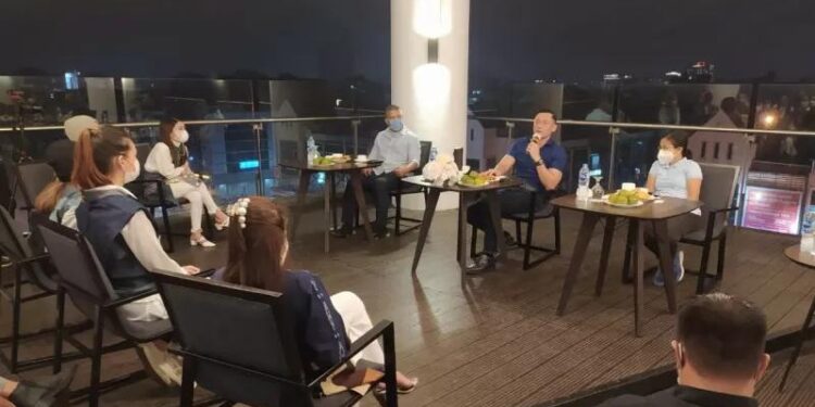 Ketua Umum Partai Demokrat Agus Harimurti Yudhoyono (AHY) saat berdialog di sela kunjungannya di Pontianak, Kalimantan Barat, Kamis (23/9/2021) malam. (MASAPNEWS/ANT)