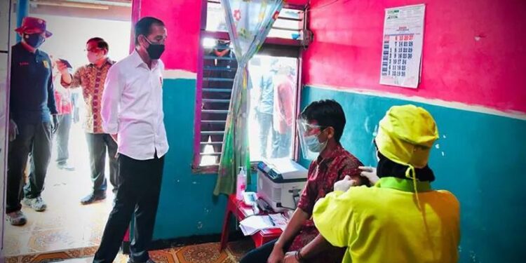 Presiden Joko Widodo meninjau pelaksanaan vaksinasi COVID-19 dari pintu ke pintu di perkampungan nelayan Sentolo Kawat, Cilacap, Jawa Tengah, Kamis (23/9/2021). (MASAPNEWS/ANT/HO-Biro Pers Setpres)