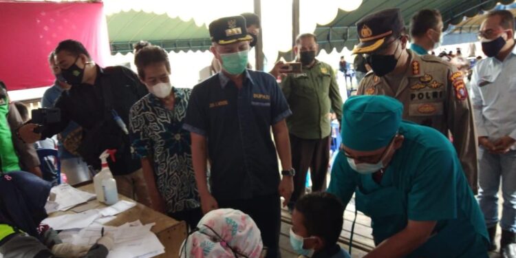 Bupati Gumas Jaya S Monong bersama Direktur Kriminal Umum Polda Kalteng Kombes Pol Budi Harianto dan lainnya memantau vaksinasi di Kecamatan Rungan, Jumat (24/9/2021). (Foto : Diskominfosantik Kabupaten Gumas)