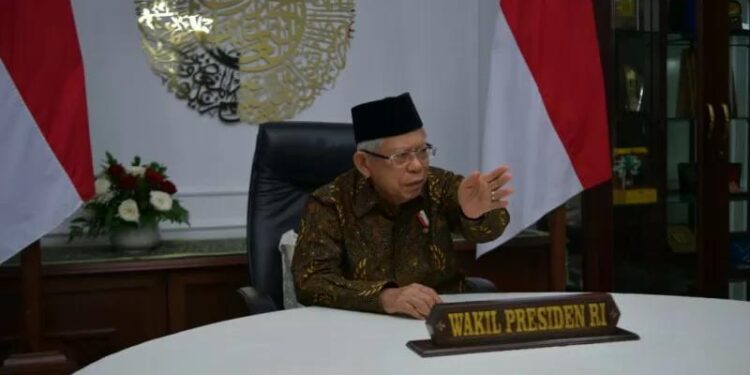Wakil Presiden Ma'ruf Amin memberikan kuliah umum pada acara Pengenalan Kehidupan Kampus bagi Mahasiswa Baru Universitas Nahdlatul Ulama Blitar melalui konferensi video dari kediaman resmi Wapres, di Jakarta, Sabtu (25/9/2021). (MASAPNEWS/ANT/HO-BPMI Setwapres)