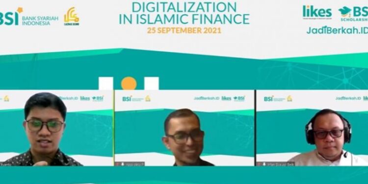 Direktur BSMU Rizqi Okto Priansyah (dua dari kiri) dan Tokoh Ekonomi Syariah Irfan Syauqi Beik (paling kanan) dalam webinar Literasi Keuangan dan Ekonomi Syariah (Likes) di Jakarta, Sabtu (25/9/2021). (MASAPNEWS/ANT/Tangkapan layar)